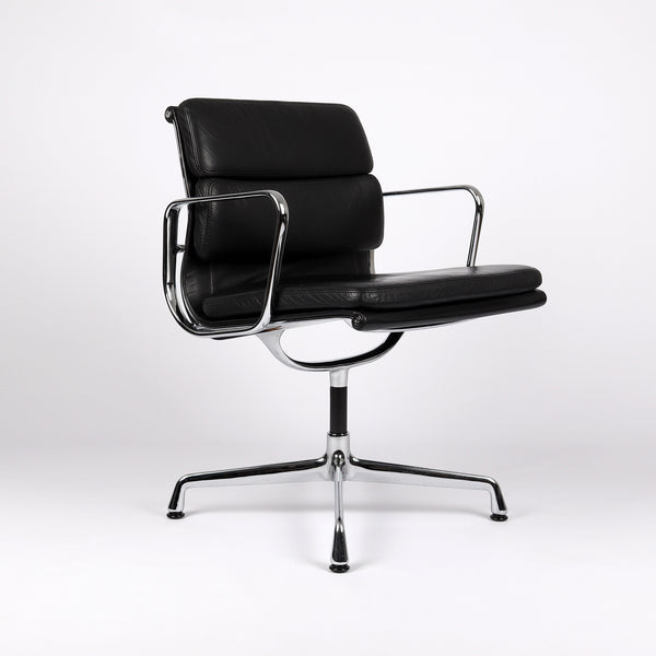 795 Vitra Soft Pad Chair EA 207 Leder nero – Frontansicht eingedreht