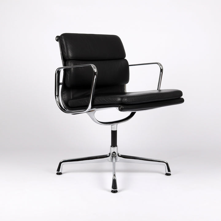 795 Vitra Soft Pad Chair EA 207 Leder nero – Frontansicht eingedreht