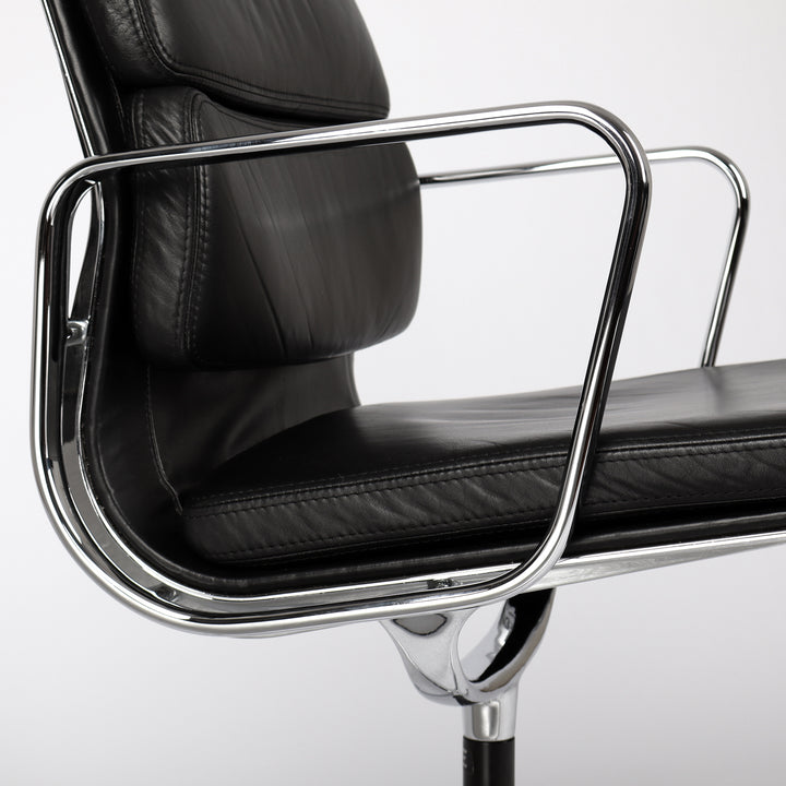 795 Vitra Soft Pad Chair EA 207 Leder nero – Detailansicht Seitenprofile seitlich