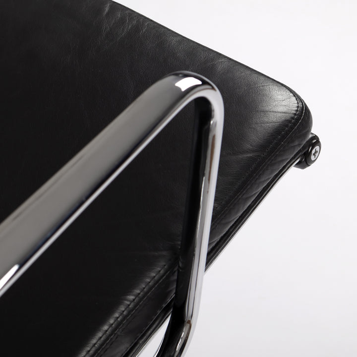 795 Vitra Soft Pad Chair EA 207 Leder nero – Detailansicht Sitzfläche vorne rechts