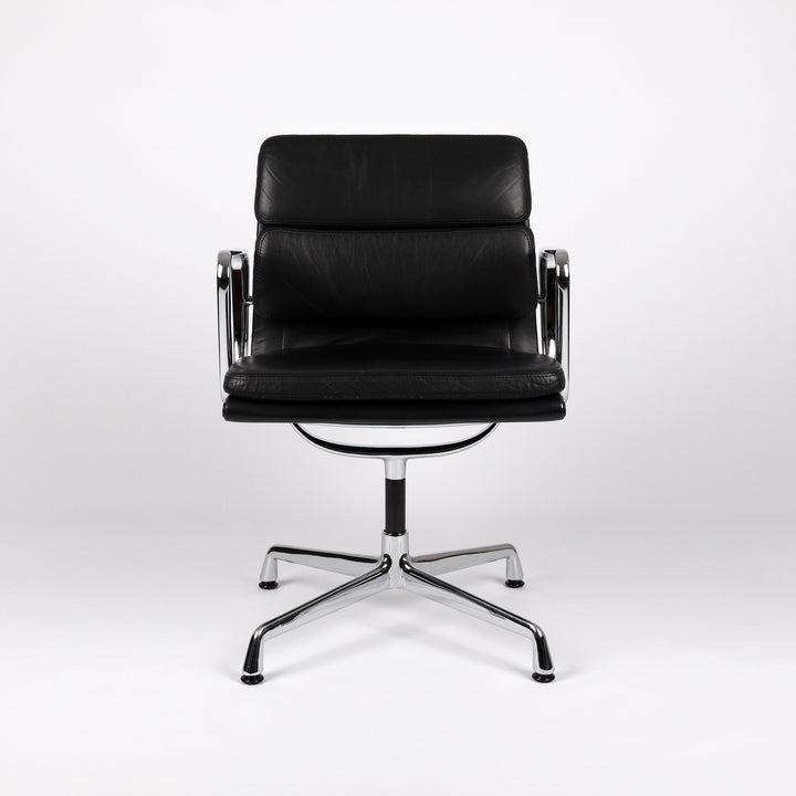 795 Vitra Soft Pad Chair EA 207 Leder nero – Frontalansicht