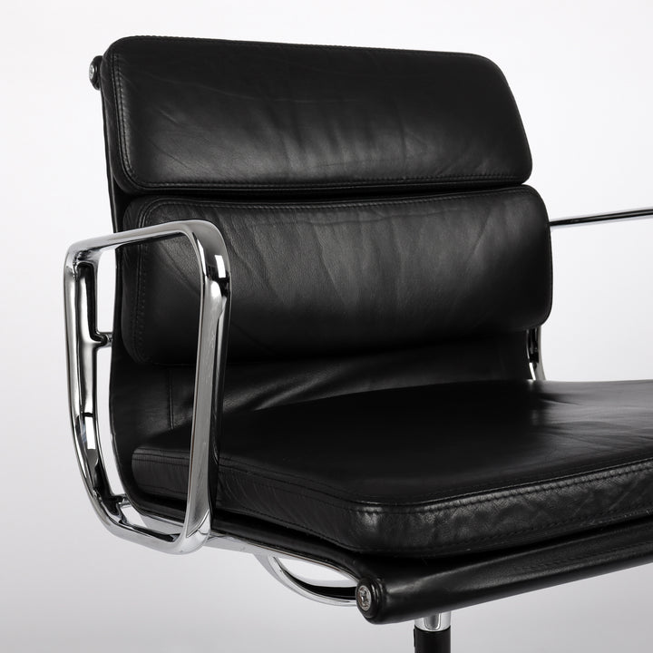 795 Vitra Soft Pad Chair EA 207 Leder nero – Detailansicht vorne rechts