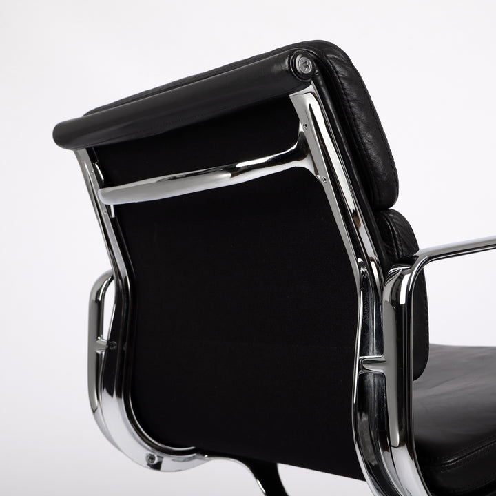 795 Vitra Soft Pad Chair EA 207 Leder nero – Detailansicht Rückseite
