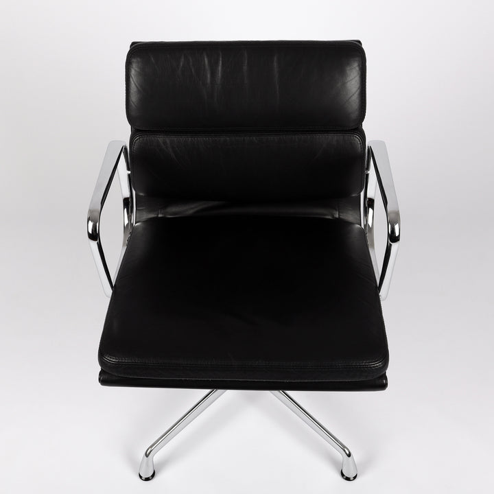 795 Vitra Soft Pad Chair EA 207 Leder nero – Frontalansicht von oben