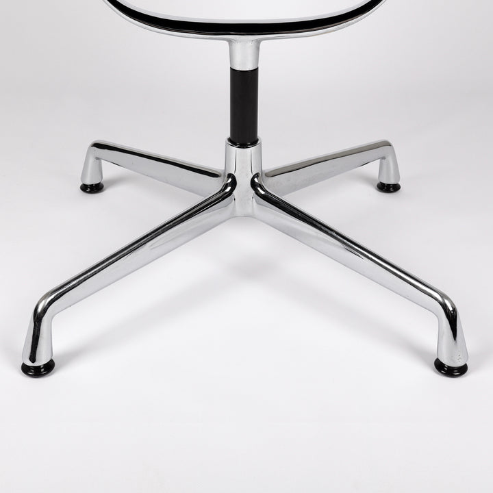 795 Vitra Soft Pad Chair EA 207 Leder nero – Detailansicht Gestell