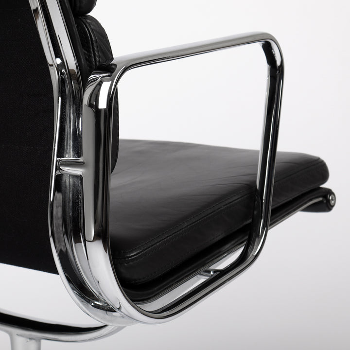 795 Vitra Soft Pad Chair EA 207 Leder nero – Detailansicht Seitenprofil rechts