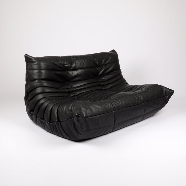 796 Ligne Roset Togo Zweisitzer Sofa von Michel Ducaroy Kyoto Leder schwarz – Frontalansicht eingedreht