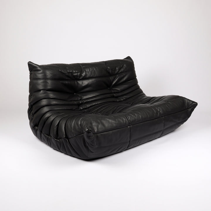 796 Ligne Roset Togo Zweisitzer Sofa von Michel Ducaroy Kyoto Leder schwarz – Frontalansicht eingedreht