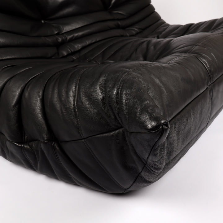 796 Ligne Roset Togo Zweisitzer Sofa von Michel Ducaroy Kyoto Leder schwarz – Detailansicht vorne rechts