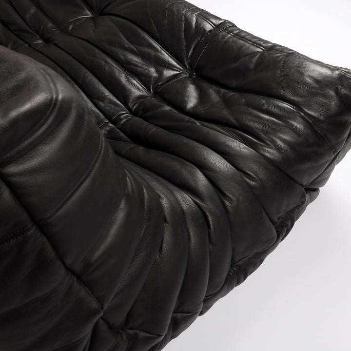796 Ligne Roset Togo Zweisitzer Sofa von Michel Ducaroy Kyoto Leder schwarz – Detailansicht Sitzfläche