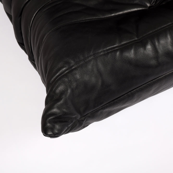 796 Ligne Roset Togo Zweisitzer Sofa von Michel Ducaroy Kyoto Leder schwarz – Detailansicht Leder vorne rechts