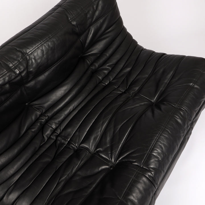 796 Ligne Roset Togo Zweisitzer Sofa von Michel Ducaroy Kyoto Leder schwarz – Detailansicht Sitzfläche von oben