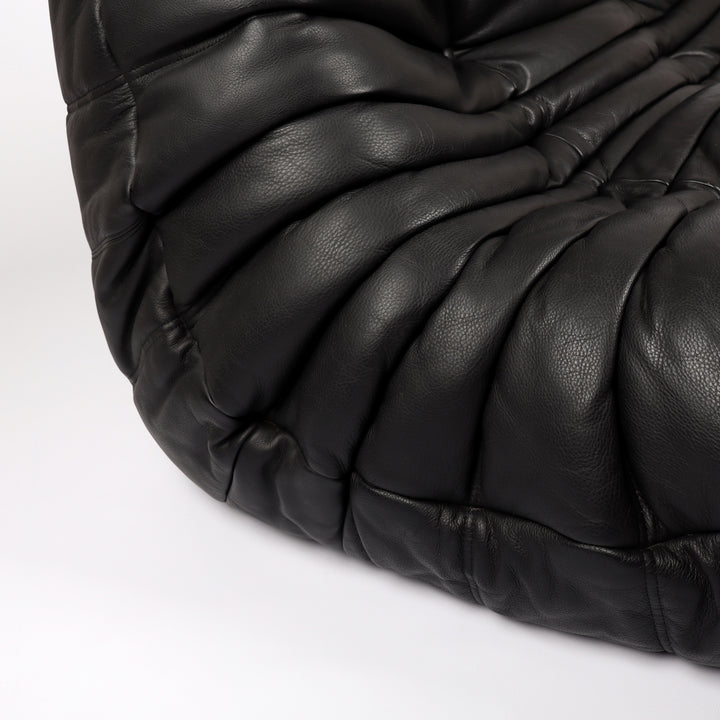 796 Ligne Roset Togo Zweisitzer Sofa von Michel Ducaroy Kyoto Leder schwarz – Detailansicht Leder seitlich