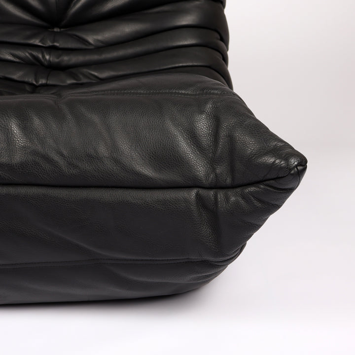 796 Ligne Roset Togo Zweisitzer Sofa von Michel Ducaroy Kyoto Leder schwarz – Detailansicht Leder vorne links