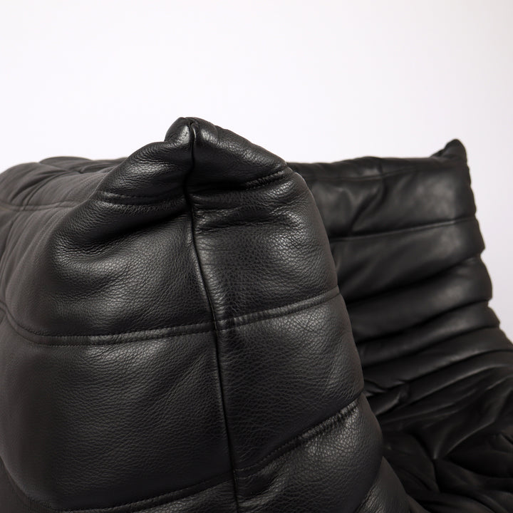 797 Ligne Roset Togo Ecksofa Michel Ducaroy Kyoto Leder schwarz – Detailansicht Rückenlehne rechts