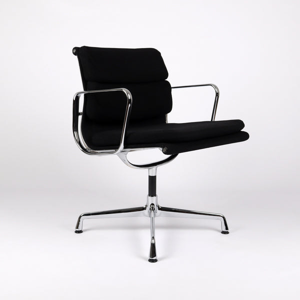 798 Vitra Soft Pad Chair EA 207 Cosy schwarz – Frontansicht eingedreht