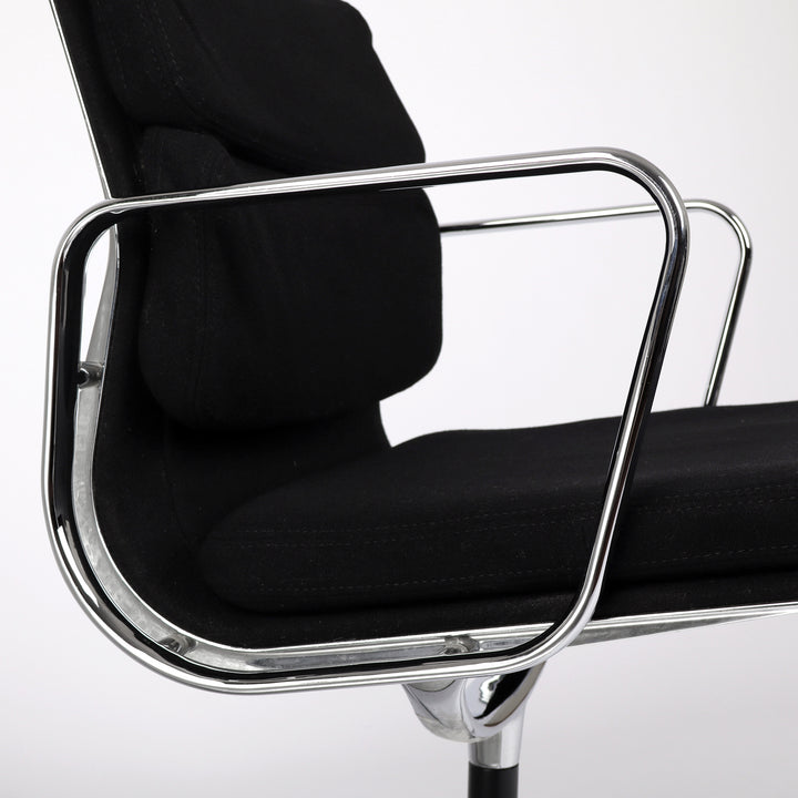 798 Vitra Soft Pad Chair EA 207 Cosy schwarz – Detailansicht Seitenprofile