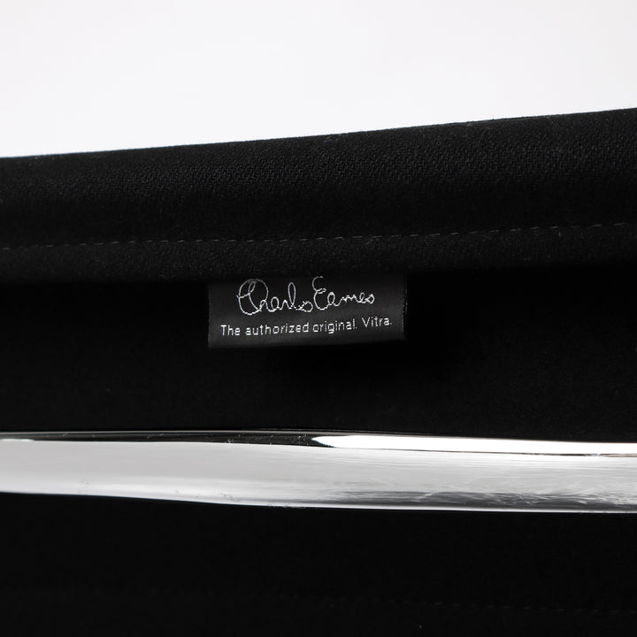 798 Vitra Soft Pad Chair EA 207 Cosy schwarz – Detailaufnahme Herstellernachweis