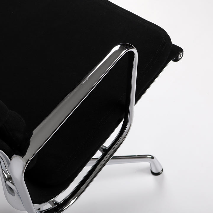 798 Vitra Soft Pad Chair EA 207 Cosy schwarz – Detailansicht Armlehne