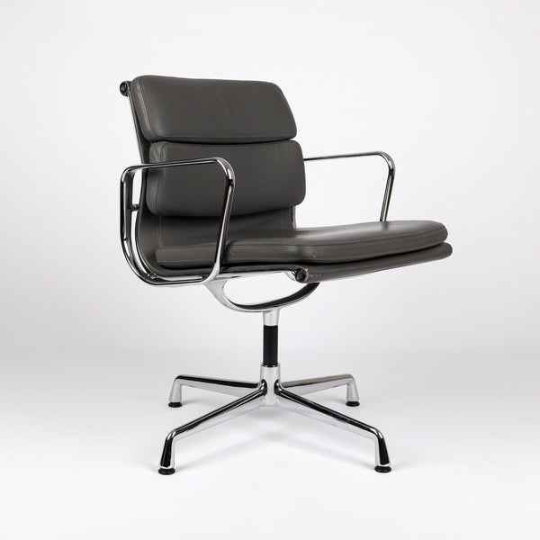 799 Vitra Soft Pad Chair EA 208 Leder granit – Frontansicht eingedreht