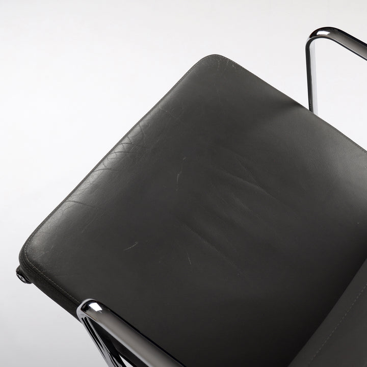 799 Vitra Soft Pad Chair EA 208 Leder granit – Detailansicht Sitzfläche