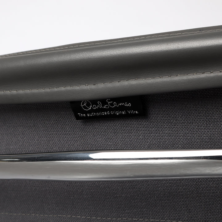 799 Vitra Soft Pad Chair EA 208 Leder granit – Detailansicht Rückseite mit Herstellernachweis