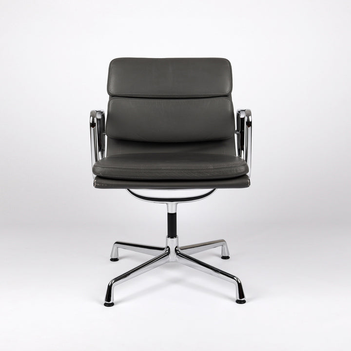 799 Vitra Soft Pad Chair EA 208 Leder granit – Frontansicht