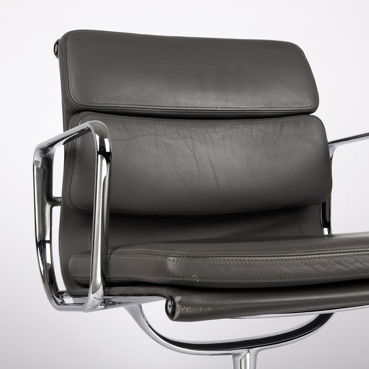 799 Vitra Soft Pad Chair EA 208 Leder granit – Detailansicht vorne rechts 