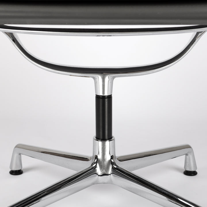 799 Vitra Soft Pad Chair EA 208 Leder granit – Detailansicht Gestell