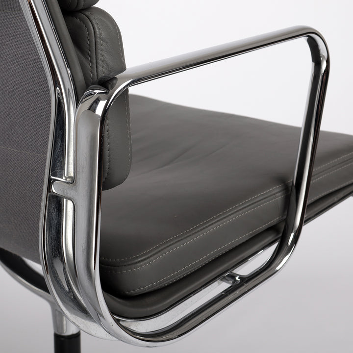 799 Vitra Soft Pad Chair EA 208 Leder granit – Detailansicht Armlehne