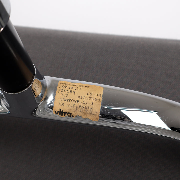 799 Vitra Soft Pad Chair EA 208 Leder granit – Detailansicht Herstellernachweis 