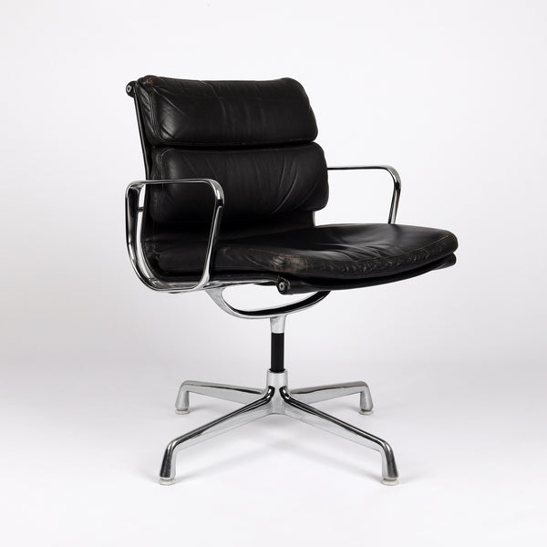 801 Herman Miller Soft Pad Chair EA 208 Leder nero – Frontalansicht eingedreht
