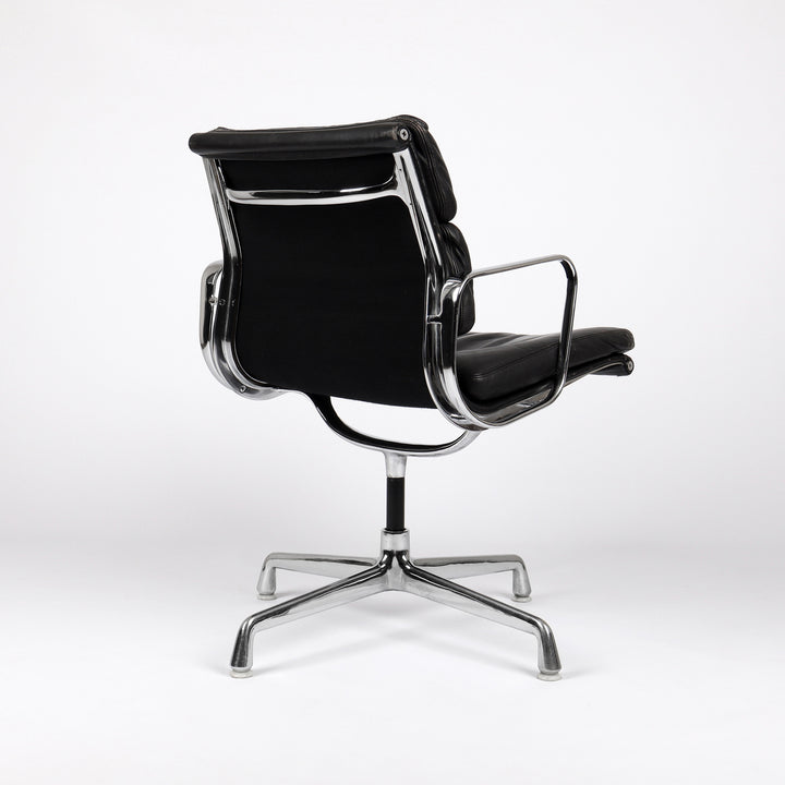 801 Herman Miller Soft Pad Chair EA 208 Leder nero – Rückansicht