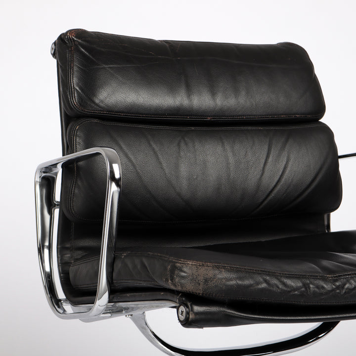 801 Herman Miller Soft Pad Chair EA 208 Leder nero – Detailansicht vorne rechts