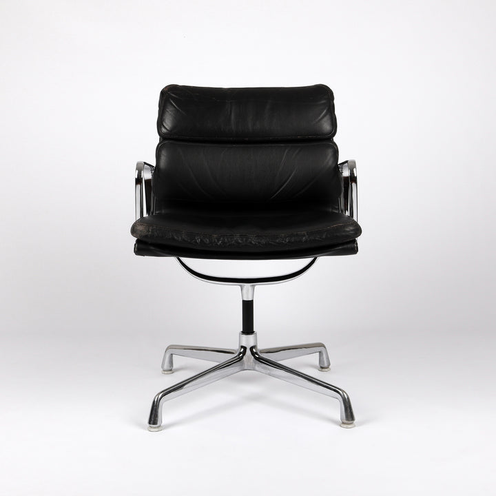 801 Herman Miller Soft Pad Chair EA 208 Leder nero – Frontalansicht
