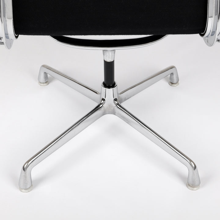 801 Herman Miller Soft Pad Chair EA 208 Leder nero – Rückansicht Gestell 