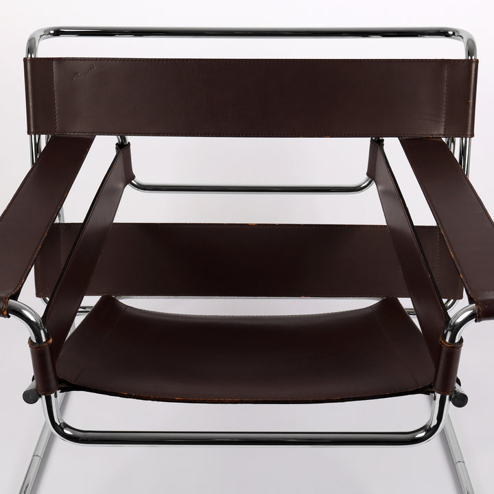 805 Gavina Wassily Chair von Marcel Breuer Leder braun – Detailansicht Sitzfläche und Rückenlehne von oben