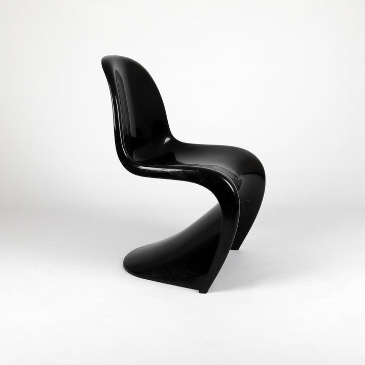 807 Vitra Panton Chair von Verner Panton schwarz – Seitliche Ansicht leicht eingedreht
