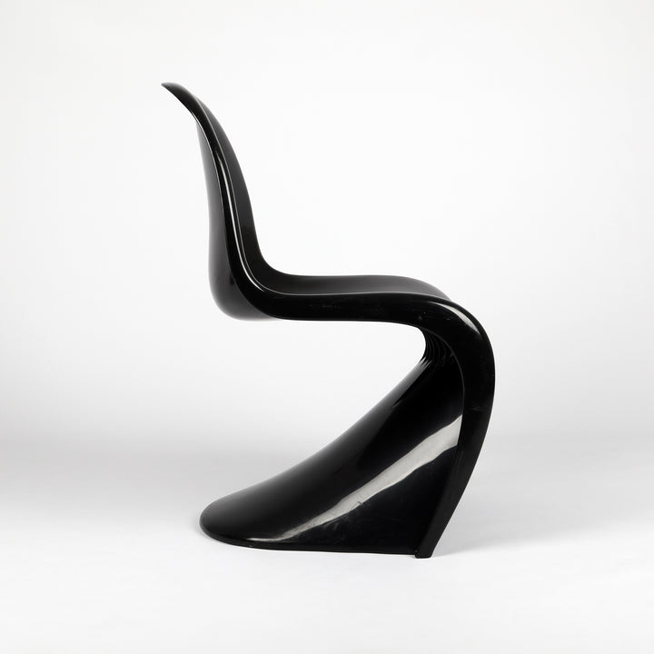 807 Vitra Panton Chair von Verner Panton schwarz – Seitliche Ansicht