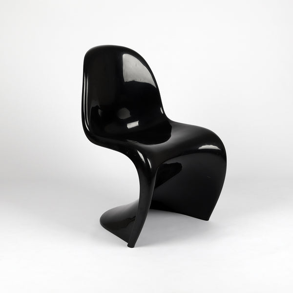 807 Vitra Panton Chair von Verner Panton schwarz – Frontalansicht eingedreht