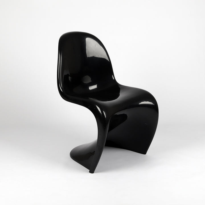 807 Vitra Panton Chair von Verner Panton schwarz – Frontalansicht eingedreht