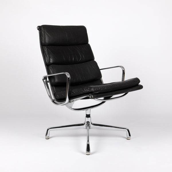 808 Vitra Eames Soft Pad Chair EA 215 Leder nero schwarz – Frontalansicht eingedreht