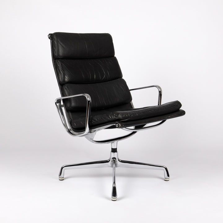 808 Vitra Eames Soft Pad Chair EA 215 Leder nero schwarz – Frontalansicht eingedreht