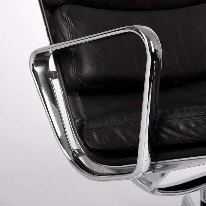 808 Vitra Eames Soft Pad Chair EA 215 Leder nero schwarz – Detailansicht Armlehne rechts