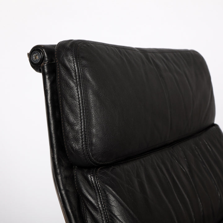 808 Vitra Eames Soft Pad Chair EA 215 Leder nero schwarz – Detailansicht Rückenlehne vorne rechts