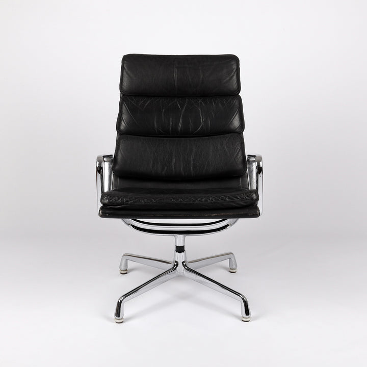 808 Vitra Eames Soft Pad Chair EA 215 Leder nero schwarz – Frontansicht