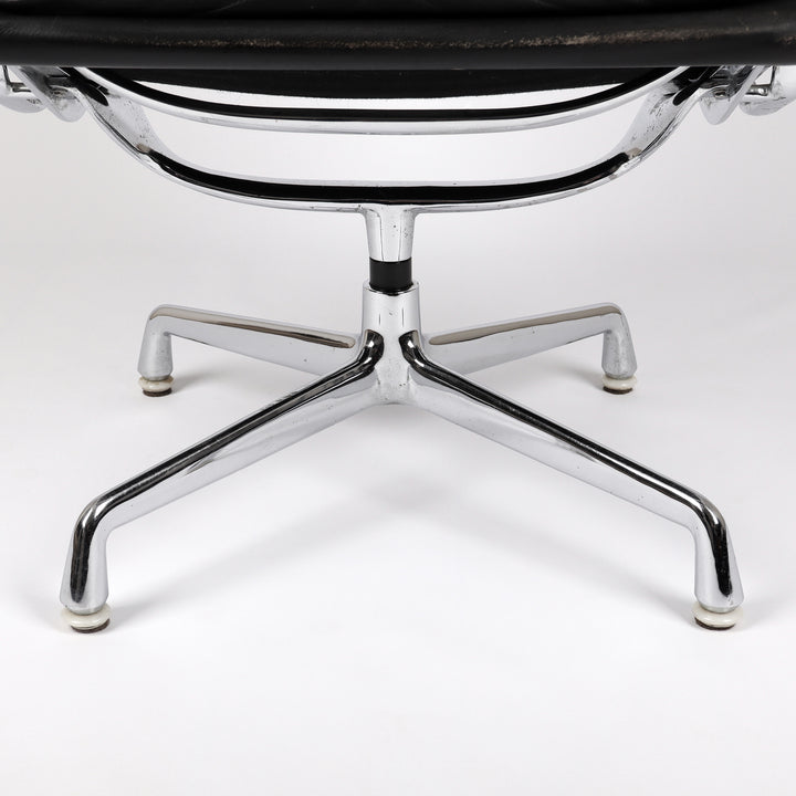 808 Vitra Eames Soft Pad Chair EA 215 Leder nero schwarz – Detailansicht Gestell