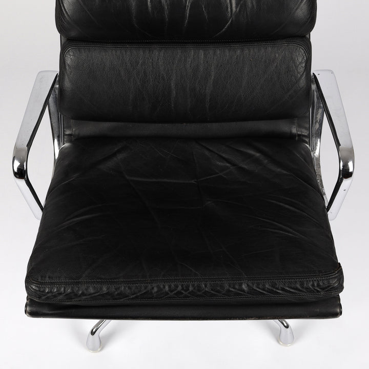 808 Vitra Eames Soft Pad Chair EA 215 Leder nero schwarz – Detailansicht Sitzfläche
