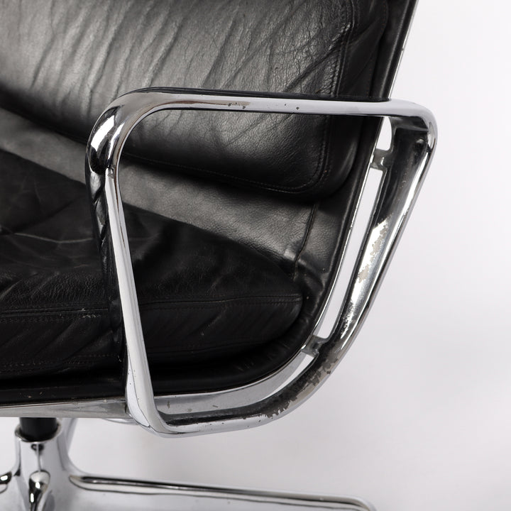 808 Vitra Eames Soft Pad Chair EA 215 Leder nero schwarz – Detailansicht Armlehne links