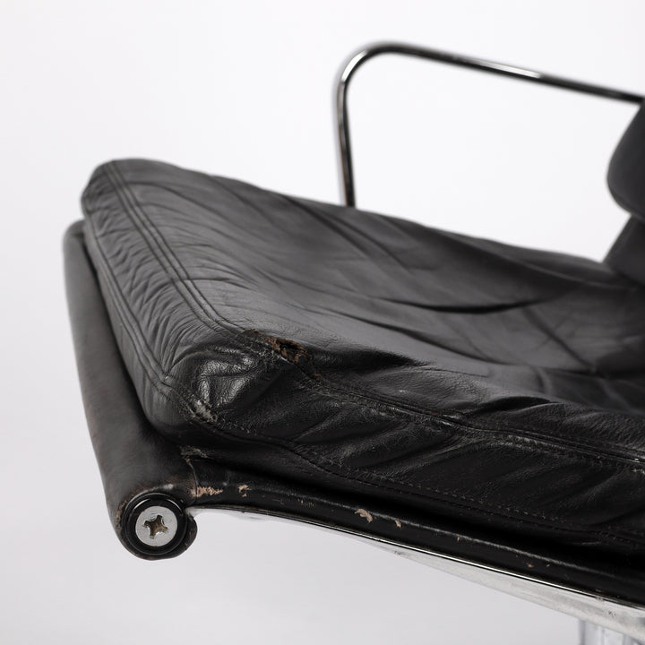 808 Vitra Eames Soft Pad Chair EA 215 Leder nero schwarz – Detailansicht Sitzfläche links vorne